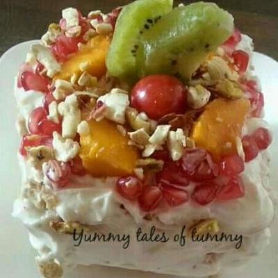 Bread pastry | Sandwich with fresh fruits and nuts