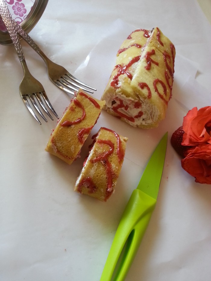 Swiss Roll Cake | Eggless swiss roll cake