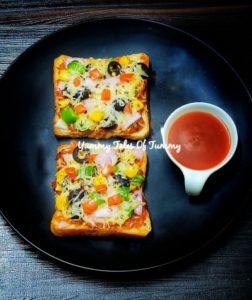 Read more about the article Bread Pizza |  How to make Bread pizza on Tawa | Easy Bread pizza recipe | Bread pizza without Oven