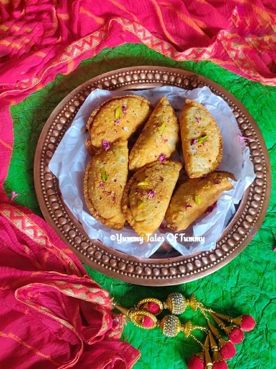 You are currently viewing Maharashtrian Karanji Recipe | Coconut Gujiya