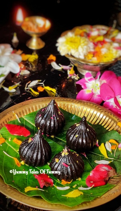 You are currently viewing No cook Instant 3 Ingredient Modak Recipe