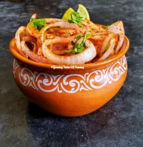 Restaurant style masala lachha pyaz | Onion Rings Salad served in a clay pot
