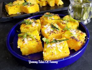 Gujarati Khaman Dhokla Recipe | Khamman dhokla served in blue platter with chutney on side