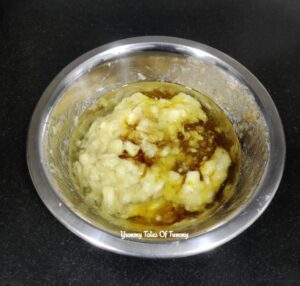 Mashed banana mixed with oil and vanilla extract 
