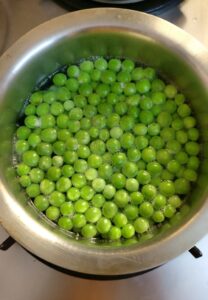 Boiled green peas (matar)