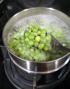 Boiled green peas